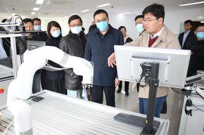 解碼創(chuàng)新 市民營(yíng)企業(yè)高質(zhì)量發(fā)展服務(wù)隊(duì)引領(lǐng)傳統(tǒng)企業(yè)探尋科技轉(zhuǎn)型之路